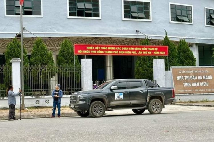 Bước sang thế hệ mới, Mitsubishi Triton 2024 vẫn được thiết kế dựa trên ngôn ngữ Dynamic Shield đặc trưng nhưng được tinh chỉnh lại nhằm đem đến dáng vẻ hiện đại hơn. Phần đầu xe mở rộng, nổi bật với mặt ca-lăng hình chữ nhật đặt thẳng đứng. Hai bên gồm dải đèn LED định vị và cụm đèn pha LED projector tương tự Xpander mới.