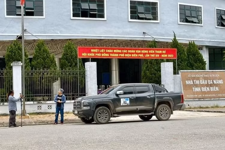 Bước sang thế hệ mới, Mitsubishi Triton 2024 vẫn được thiết kế dựa trên ngôn ngữ Dynamic Shield đặc trưng nhưng được tinh chỉnh lại nhằm đem đến dáng vẻ hiện đại hơn. Phần đầu xe mở rộng, nổi bật với mặt ca-lăng hình chữ nhật đặt thẳng đứng. Hai bên gồm dải đèn LED định vị và cụm đèn pha LED projector tương tự Xpander mới.