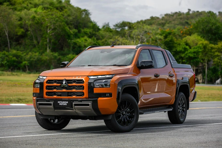 Chưa hết, mẫu xe bán tải này còn có khóa vi sai chống trượt chủ động với tính năng kiểm soát phanh, khóa vi sai cầu sau và hệ thống kiểm soát vào cua chủ động Active Yaw Control.