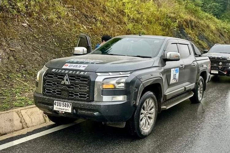 Một tài khoản facebook mới đây đã chia sẻ hình ảnh một chiếc Mitsubishi Triton 2024 tại Việt Nam, xe xuất hiện tại một số cung đường thuộc khu vực Lào Cai và Điện Biên. Chiếc xe này mang biển số Thái Lan, đi theo đoàn gồm nhiều mẫu SUV, bán tải và mô tô và được cho đang tham gia chuyến trải nghiệm địa hình Tây Bắc.