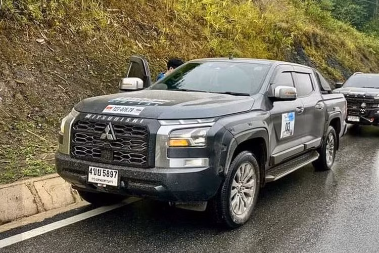 Một tài khoản facebook mới đây đã chia sẻ hình ảnh một chiếc Mitsubishi Triton 2024 tại Việt Nam, xe xuất hiện tại một số cung đường thuộc khu vực Lào Cai và Điện Biên. Chiếc xe này mang biển số Thái Lan, đi theo đoàn gồm nhiều mẫu SUV, bán tải và mô tô và được cho đang tham gia chuyến trải nghiệm địa hình Tây Bắc.