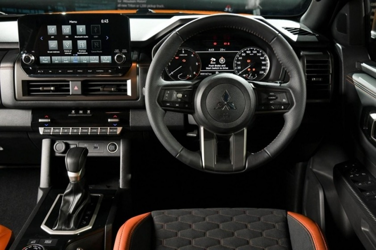 Màn hình sau vô-lăng có kích thước 7 inch. Màn hình trung tâm 10 inch đặt nổi, hỗ trợ Apple CarPlay/Android Auto. Một số trang bị nổi bật của xe bao gồm chìa khóa thông minh, khởi động máy bằng nút bấm, hệ thống âm thanh 6 loa, 2 cổng sạc 12V, cổng USB Type A/Type C cho hàng ghế sau và sạc điện thoại không dây.