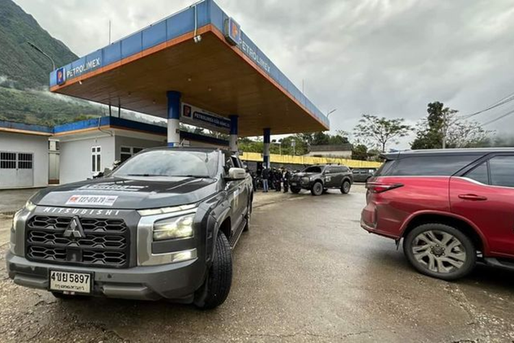 Mitsubishi Triton được phát triển dựa trên hệ thống khung gầm mới cứng cáp hơn so với thế hệ cũ, giúp gia tăng khả năng off-road. Mẫu xe bán tải Nhật Bản sở hữu kích thước gồm chiều dài x rộng x cao lần lượt là 5.320 x 1.865 x 1.795 mm, đi kèm chiều dài cơ sở 3.130 mm và khoảng sáng gầm lên tới 222 mm.