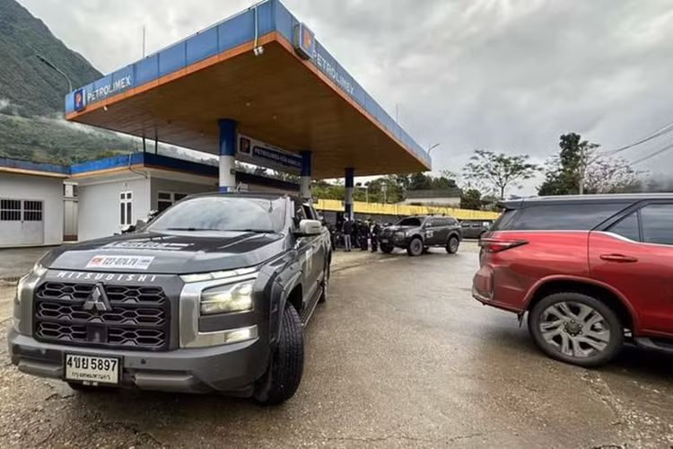 Mitsubishi Triton được phát triển dựa trên hệ thống khung gầm mới cứng cáp hơn so với thế hệ cũ, giúp gia tăng khả năng off-road. Mẫu xe bán tải Nhật Bản sở hữu kích thước gồm chiều dài x rộng x cao lần lượt là 5.320 x 1.865 x 1.795 mm, đi kèm chiều dài cơ sở 3.130 mm và khoảng sáng gầm lên tới 222 mm.