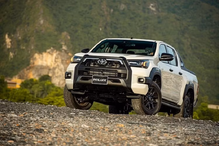 Trước đó, từ cuối tháng 12/2022, các đại lý Toyota đã đồng loạt thông báo nhận đặt cọc Toyota Hilux 2023 mới với giá bán dao động từ 740 triệu - 1,05 tỷ đồng, trong đó có cả phiên bản số sàn 4x2 và 4x4. Với mức giá này, Hilux sẽ trở thành mẫu xe đắt nhất phân khúc. Trong khi đó, “Vua bán tải” Ford Ranger hiện có giá bán từ 659 - 965 triệu đồng.