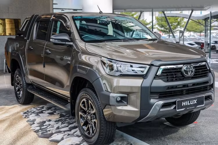 Trong số này chỉ có duy nhất phiên bản động cơ 2.8L mang tên Toyota Hilux Adventure là có trang bị hệ thống dẫn động 4 bánh và trong đợt này sẽ chỉ có duy nhất một chiếc loại này (màu trắng ngọc trai).