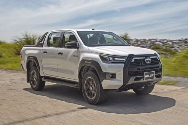 Điều này chứng tỏ, nhiều khả năng, Toyota Hilux 2023 về Việt Nam vẫn sẽ tiếp tục là mẫu xe nhập khẩu, thay vì lắp ráp trong nước. Ngoài việc thay đổi giá bán, thiết kế của Toyota Hilux 2023 không có sự thay đổi so với phiên bản cũ. Tất cả các phiên bản động cơ của Hilux mới đều được tinh chỉnh lại nhằm đáp ứng tiêu chuẩn khí thải Euro 5.