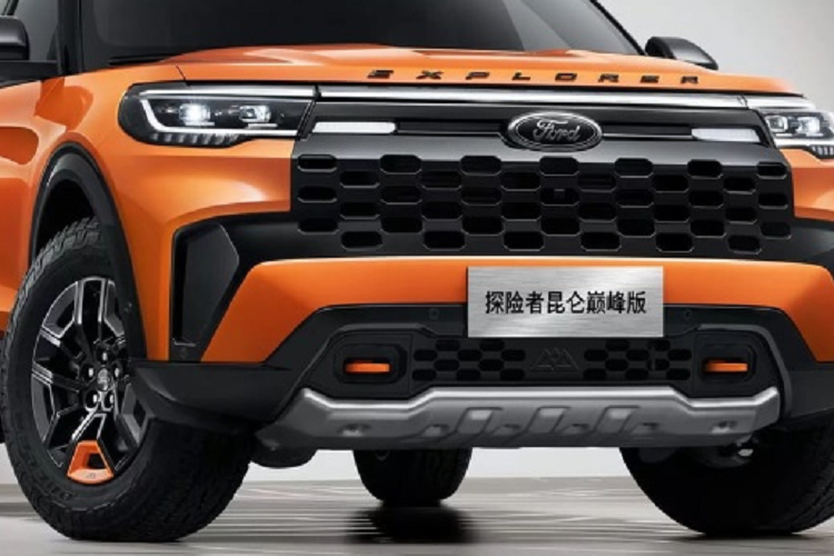 Đầu xe Ford Explorer Kunlun Peak Edition gây ấn tượng với lưới tản nhiệt lớn màu đen, đi cùng các hốc hút gió trên cản và tích hợp thêm đèn LED chạy ban ngày.