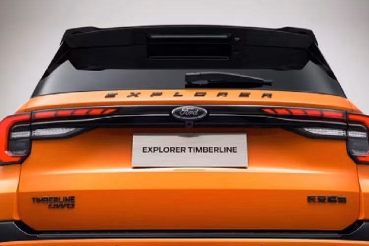 Ford Explorer Kunlun Peak Edition sở hữu khối động cơ EcoBoost 2.3L tăng áp tương tự với công suất 272 mã lực và mô-men xoắn 425 Nm. Động cơ này được kết hợp độc quyền với hộp số tự động 10 cấp truyền động bốn bánh, kết hợp cùng bộ vi sai hạn chế trượt Torsen.