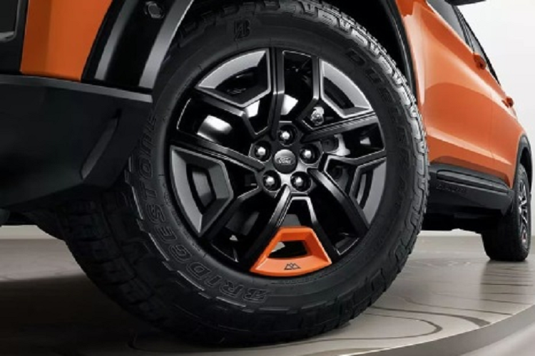 Ford Explorer Kunlun Peak có các tùy chọn màu sắc ngoại thất bao gồm Cam, Đen, Xám và Trắng, kết hợp với các chi tiết đen bóng viền xung quanh thân xe. Cũng giống như bản Timberline tại Mỹ,