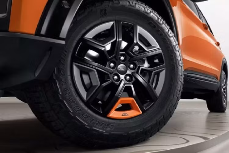 Ford Explorer Kunlun Peak có các tùy chọn màu sắc ngoại thất bao gồm Cam, Đen, Xám và Trắng, kết hợp với các chi tiết đen bóng viền xung quanh thân xe. Cũng giống như bản Timberline tại Mỹ,