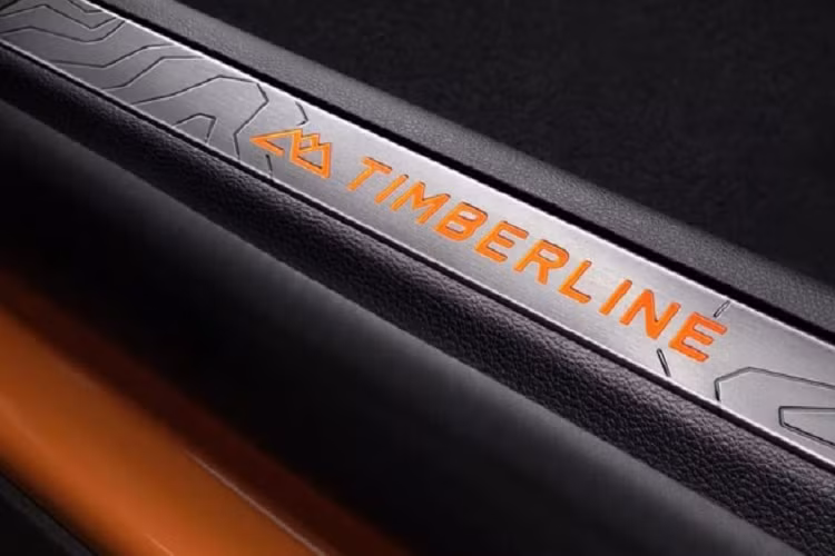 Ford Explorer Kunlun Peak có 2 tùy chọn cấu hình 6 chỗ và 7 chỗ ngồi. Tuy nhiên để tăng tính nhận diện cho phiên bản đặc biệt, logo ngọn núi Kunlun và Timberline cũng được trang trí cho nhiều chi tiết nội thất của xe. Ngoài ra, chất liệu da lộn cũng được sử dụng cho nhiều vị trí như tựa lưng ghế, táp-pi cửa,…