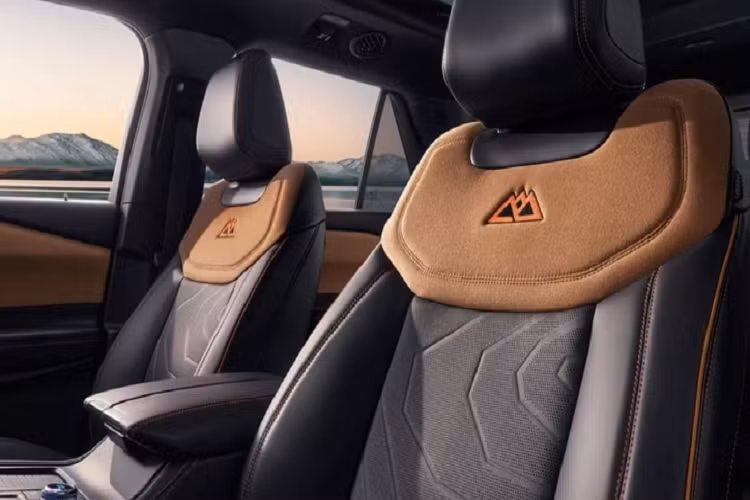 Về nội thất, khoang cabin vẫn được bố trí khá giống so với bản tiêu chuẩn. Riêng phiên bản tại Trung Quốc này, xe được trang bị màn hình trung tâm giải trí kích thước 27 inch và đồng hồ 12,3 inch sau vô lăng.