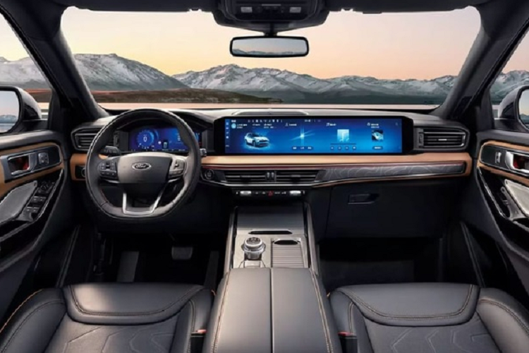 Ford Explorer Kunlun Peak tại Trung Quốc cũng được trang bị ốp gầm bằng nhôm, cùng một vài chi tiết màu cam tạo điểm nhấn như móc kéo hay mảng màu trang trí trên bộ vành hợp kim 18 inch bọc bên ngoài lốp địa hình.