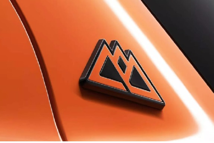 Trên Ford Explorer phiên bản đặc biệt, lưới tản nhiệt đã được thiết kế lại nối liền với hốc hút gió nằm 2 bên cản trước và bên trên tích hợp thêm 2 dải LED định vị ban ngày.