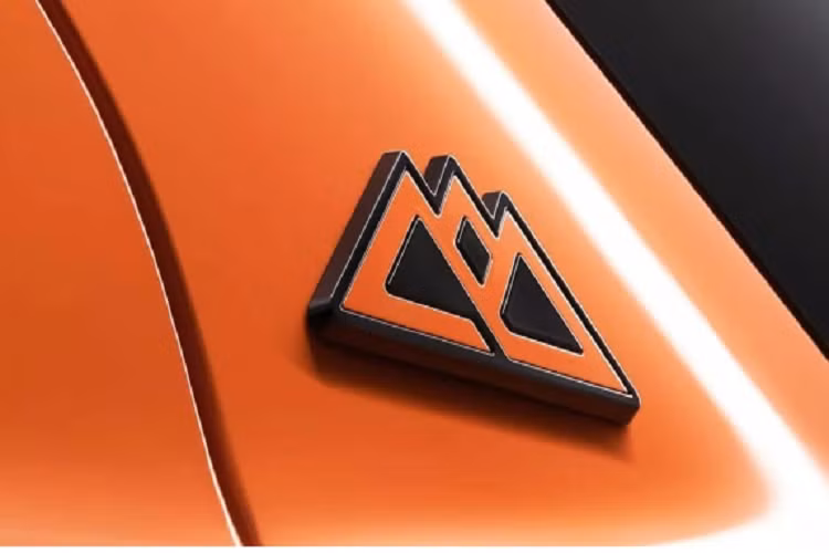 Trên Ford Explorer phiên bản đặc biệt, lưới tản nhiệt đã được thiết kế lại nối liền với hốc hút gió nằm 2 bên cản trước và bên trên tích hợp thêm 2 dải LED định vị ban ngày.