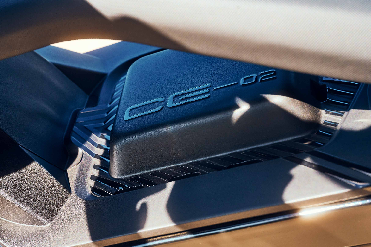 Với tốc độ tối đa 95 km/h, CE 02 bản 11 kW rất nhanh trên đường và phạm vi hoạt động hơn 90 km (dựa trên phiên bản 11 kW của WMTC). Nhờ trọng lượng thấp chỉ 132 kg (phiên bản 11 kW) hoặc 119 kg (phiên bản 4 kW) và chiều cao yên thấp chỉ 750 mm, CE 02 mới cũng có các đặc điểm xử lý thú vị.