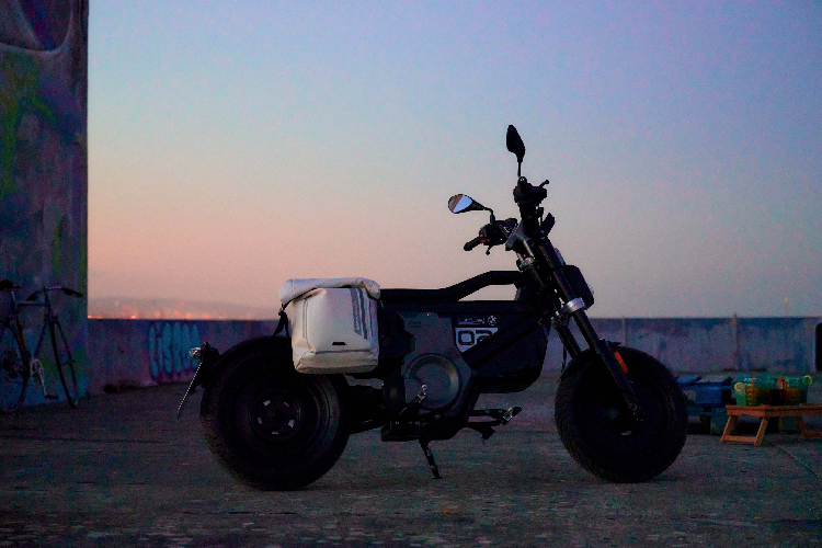 CE 02 đạt tiêu chuẩn với Automatic Stability Control (Kiểm soát ổn định tự động) và Recuperative Stability Control (Kiểm soát ổn định) của BMW. Mức giá xe BMW CE 02 bản tiêu chuẩn từ 7,599 USD tương đương 179 triệu đồng và bản Highline từ 8.474 tương đương 200 triệu đồng.