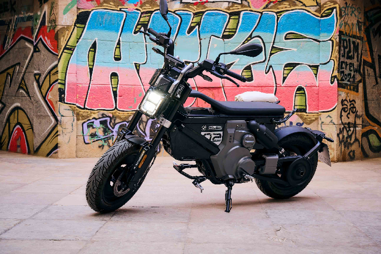 BMW CE 02 2023 chạy điện được xem là chiếc xe tuyệt vời cho các thành phố và khu vực đông đúc. BMW CE 02 mới là chiếc xe điện thứ 2 dành cho đô thị của BMW Motorrad. Ngoại hình của BMW CE 02 là sự kết hợp giữa chiếc scooter và môtô mang lại sự linh hoạt, mạnh mẽ và giảm các yếu tố, đường nét về mặt thiết kế.