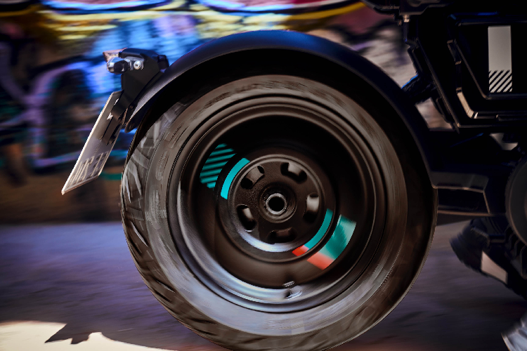 Khung xe CE 02 hình dạng ống vòng kép cứng cáp, với phuộc upside-down ở phía trước và giảm xóc đơn nối với gắp đơn ở phía sau. Hành trình phuộc trước là 11,7 cm, hành trình phuộc sau là 5,6 cm. Chỉ có một đĩa thắng ở phía trước và phía sau. ABS chỉ có ở bánh trước. Yên xe có chiều cao 750 mm, phù hợp với số đông