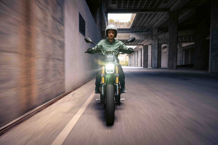 BMW CE 02 được trang bị bộ sạc ngoài với công suất sạc 0,9kW theo tiêu chuẩn, có thể sạc tiện lợi trên ổ cắm tiêu chuẩn trong gia đình. Nếu muốn tốc độ sạc nhanh hơn, có thể dùng bộ sạc công suất 1,5 kWh là thiết bị tùy chọn của bản cao cấp Highline do BMW Motorrad chính hãng (áp dụng cho bản 11 kW).