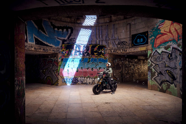 Chế độ lái "Flash" là tùy chọn của HIGHLINE, bổ sung chất thể thao và năng động của BMW Motorrad. CE 02 phiên bản 11 kW có trọng lượng nặng 132 kg, bản 4 kW nặng 119 kg. Ngoài bộ sạc tiêu chuẩn, CE 02 còn cung cấp sạc nhanh là trang bị tùy chọn theo các phụ kiện chính hãng BMW Motorrad.