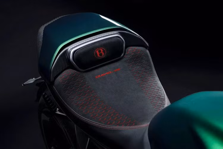 Các nhà thiết kế của Bentley đã làm việc với Centro Stile Ducati để phát triển vẻ ngoài độc đáo cho mẫu motor sports tourer này. Theo đó, Diavel for Bentley có thiết kế được lấy cảm hứng từ dòng Bentley Batur và có ngoại thất màu xanh Scarab Green từ bảng màu của Bentley Mulliner.