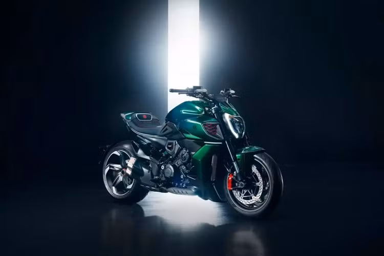 Ngoài ra, hãng còn sản xuất thêm 50 chiếc Duacati Diavel for Bentley Mulliner đặc biệt, dành riêng cho khách hàng đã sở hữu Bentley Mulliner.