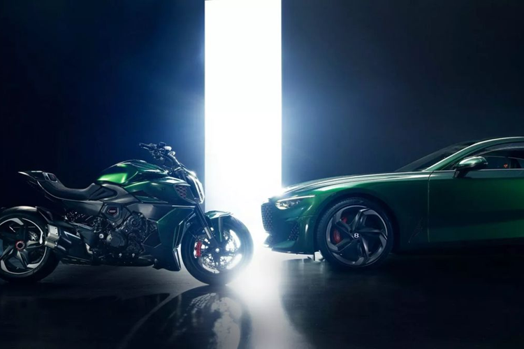Trước khi “bắt tay” với Bentley, Ducati cũng từng hợp tác với một số hãng xe ôtô khác để sản xuất các mẫu motor phiên bản giới hạn như Diavel 1260 Lamborghini ra đời vào năm 2021. Xa hơn nữa, trước khi được Audi tiếp quản, hãng cũng đã hợp tác với Mercedes để tạo ra Diavel AMG Special Edition vào năm 2012.