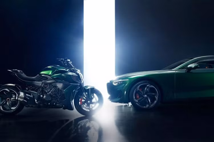 Trước khi “bắt tay” với Bentley, Ducati cũng từng hợp tác với một số hãng xe ôtô khác để sản xuất các mẫu motor phiên bản giới hạn như Diavel 1260 Lamborghini ra đời vào năm 2021. Xa hơn nữa, trước khi được Audi tiếp quản, hãng cũng đã hợp tác với Mercedes để tạo ra Diavel AMG Special Edition vào năm 2012.