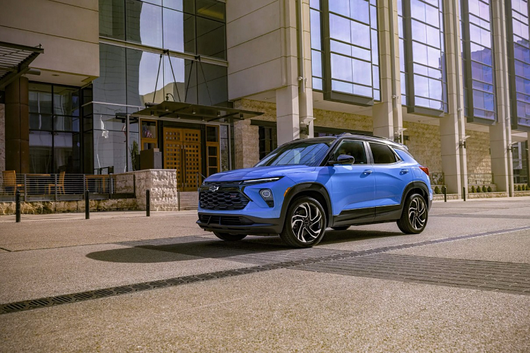 Thêm vào đó, xe còn được cung cấp hai màu sơn ngoại thất mới là Copper harbor Metallic và Cacti Green. Nội thất của xe cũng nhận được những cập nhật đáng chú ý. Trong đó, nổi bật nhất phải kể đến hệ thống thông tin giải trí với màn hình 11 inch mới và cùng cụm đồng hồ đo kỹ thuật số 8 inch.