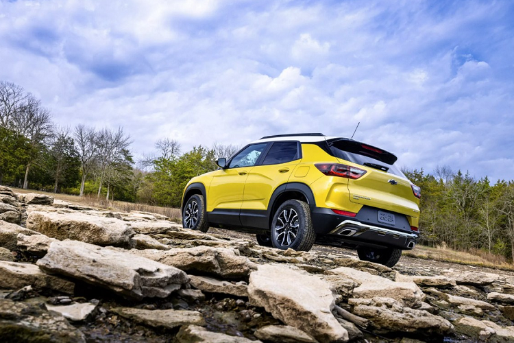 Nhiều khả năng, tùy thuộc vào từng phiên bản sẽ có những khác biệt nhỏ về kiểu dáng, hệ thống chiếu sáng và thiết kế lưới tản nhiệt phía trước. Ngoài ra, Chevrolet còn giới thiệu các thiết kế mâm xe mới cho Trailblazer bao gồm bộ mâm 19 inch cho phiên bản RS.