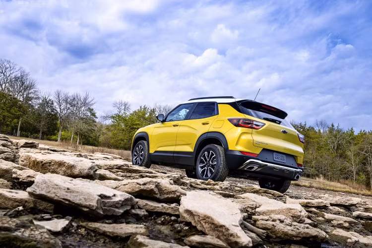 Nhiều khả năng, tùy thuộc vào từng phiên bản sẽ có những khác biệt nhỏ về kiểu dáng, hệ thống chiếu sáng và thiết kế lưới tản nhiệt phía trước. Ngoài ra, Chevrolet còn giới thiệu các thiết kế mâm xe mới cho Trailblazer bao gồm bộ mâm 19 inch cho phiên bản RS.