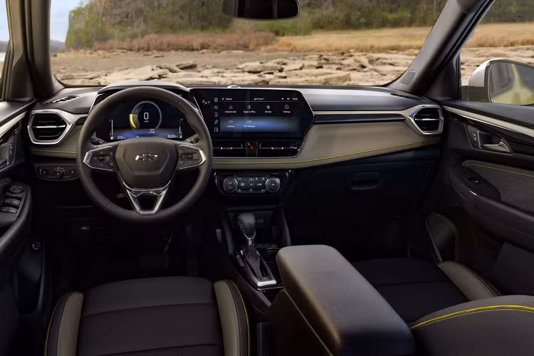 Cả hai màn hình này đều lớn hơn so với tùy chọn tốt nhất của phiên bản tiền nhiệm. Do có màn hình lớn hơn nên Chevrolet đã chuyển cửa gió điều hòa từ phía trên màn hình thông tin giải trí xuống phía dưới