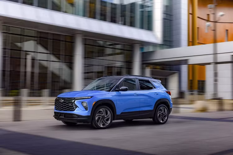 Nhìn chung, những nâng cấp này giúp bảng táp-lô của Chevrolet Trailblazer 2024 trông gọn gàng hơn. Đáng chú ý đây là những trang bị tiêu chuẩn trên cả 4 phiên bản LS, LT, ACTIV và RS. Màn hình giải trí hỗ trợ kết nối Android Auto và Apple CarPlay không dây.