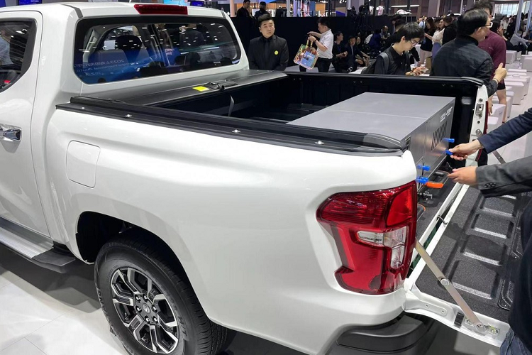 Đầu tiên, dù là 1 phiên bản chạy điện hoàn toàn của dòng xe bán tải Lantuo nhưng hãng xe Changan vẫn bê lưới tản nhiệt của bản máy xăng và dầu sang EV, điều này, giúp ngoại hình xe Changan Lantuo EV không thay đổi gì nhiều so với các bản đang bán ra thị trường, trừ xe có cổng sạc pin.