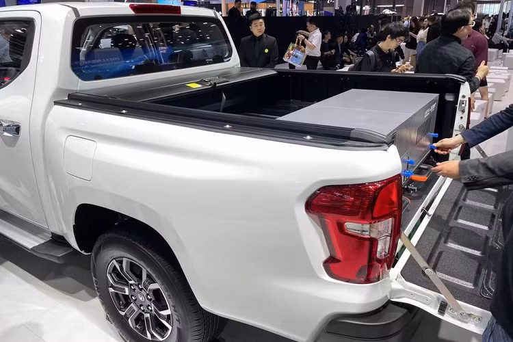 Đầu tiên, dù là 1 phiên bản chạy điện hoàn toàn của dòng xe bán tải Lantuo nhưng hãng xe Changan vẫn bê lưới tản nhiệt của bản máy xăng và dầu sang EV, điều này, giúp ngoại hình xe Changan Lantuo EV không thay đổi gì nhiều so với các bản đang bán ra thị trường, trừ xe có cổng sạc pin.