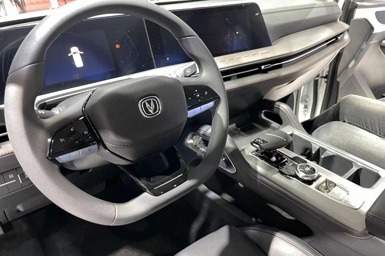 Về kích thước thân xe, Changan Lantuo EV có chiều dài, rộng và cao lần lượt là 5.350 x 1.930 x 1.865 mm, và chiều dài cơ sở 3.180 mm, kích thước thùng hàng 1600/1595/500mm. Tổng khối lượng của xe là 3.305 kg, trọng lượng lề đường là 2.030 kg, tải trọng định mức là 950 kg, góc tiếp cận/góc khởi hành là 28°/25°. Xe sử dụng bộ mâm có kích thước chỉ 17 inch với thông số kỹ thuật của lốp là 245/70.