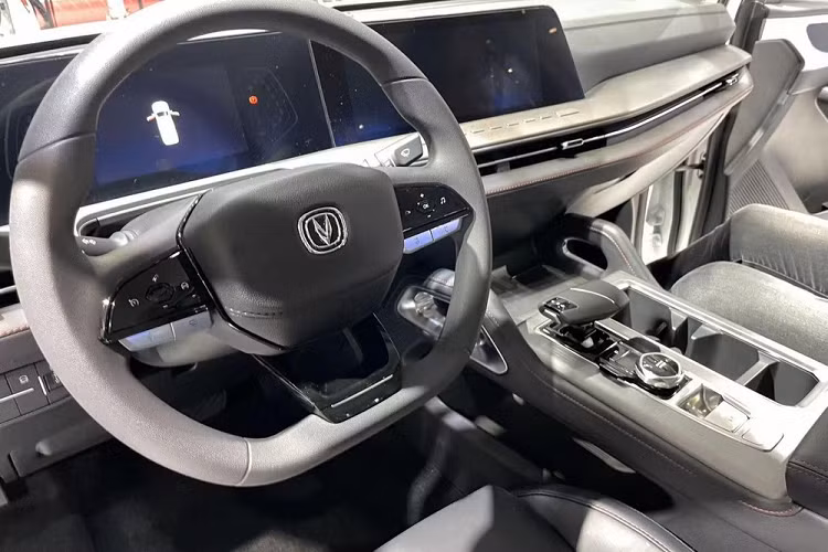 Về kích thước thân xe, Changan Lantuo EV có chiều dài, rộng và cao lần lượt là 5.350 x 1.930 x 1.865 mm, và chiều dài cơ sở 3.180 mm, kích thước thùng hàng 1600/1595/500mm. Tổng khối lượng của xe là 3.305 kg, trọng lượng lề đường là 2.030 kg, tải trọng định mức là 950 kg, góc tiếp cận/góc khởi hành là 28°/25°. Xe sử dụng bộ mâm có kích thước chỉ 17 inch với thông số kỹ thuật của lốp là 245/70.