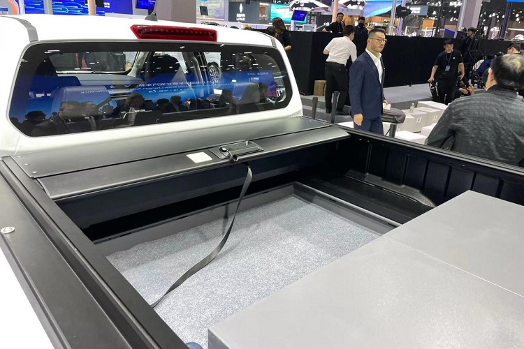 Đèn pha có hình dạng đơn giản nhưng chúng được trang bị nguồn sáng LED và cũng có các chức năng như đèn pha tự động và đèn hỗ trợ lái, làm phong phú thêm các tình huống sử dụng, phía dưới đèn pha, xe bán tải Changan Lantuo EV có thêm 2 hốc gió nhỏ dựng đứng, trang bị thêm dải đèn LED chiếu sáng ban ngày.