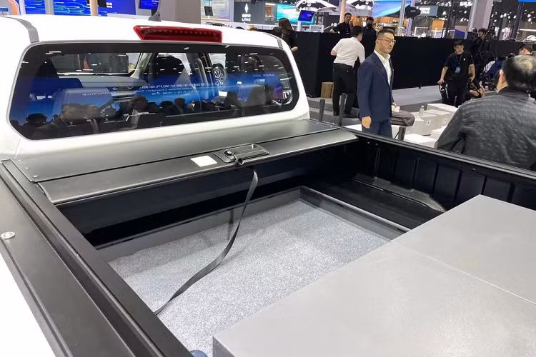 Đèn pha có hình dạng đơn giản nhưng chúng được trang bị nguồn sáng LED và cũng có các chức năng như đèn pha tự động và đèn hỗ trợ lái, làm phong phú thêm các tình huống sử dụng, phía dưới đèn pha, xe bán tải Changan Lantuo EV có thêm 2 hốc gió nhỏ dựng đứng, trang bị thêm dải đèn LED chiếu sáng ban ngày.