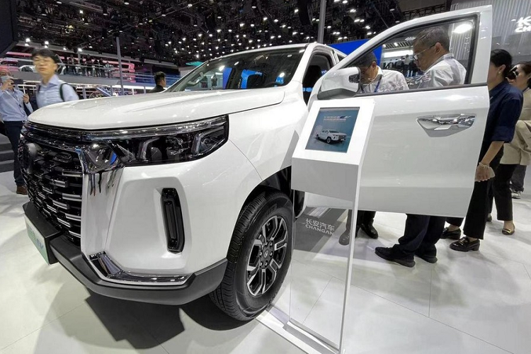 So với xe máy xăng, rõ ràng bản thuần điện có công suất và tốc độ tối đa thua kém hơn nhiều, tuy nhiên, lợi thế của nó là thân thiện với môi trường, người dùng không cần quan tâm về giá xăng dầu. Việc Changan Lantuo EV 2023 ra mắt làm cho danh sách xe bán tải của hãng Changan đa dạng hơn.