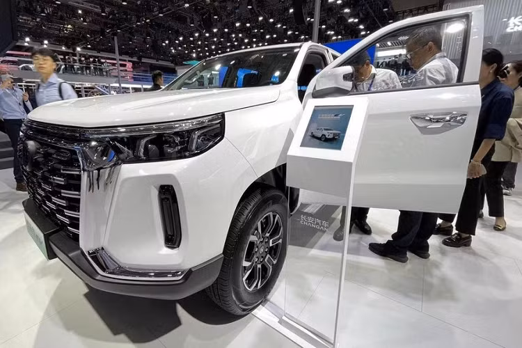 So với xe máy xăng, rõ ràng bản thuần điện có công suất và tốc độ tối đa thua kém hơn nhiều, tuy nhiên, lợi thế của nó là thân thiện với môi trường, người dùng không cần quan tâm về giá xăng dầu. Việc Changan Lantuo EV 2023 ra mắt làm cho danh sách xe bán tải của hãng Changan đa dạng hơn.