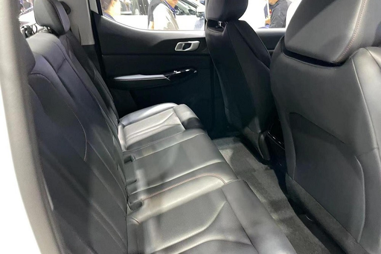 Bên trong khoang lái xe bán tải điện Changan Lantuo EV được hoàn thiện ở mức cơ bản, xe có màn hình kép giữa bảng đồng hồ và màn hình giải trí. Vô lăng 4 chấu.