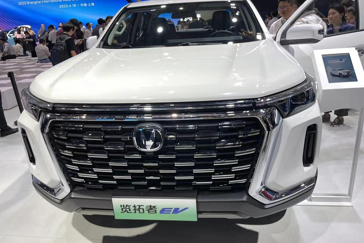 Về ngoại hình, chiếc xe mới áp dụng ngôn ngữ thiết kế thẩm mỹ của sông núi như các phiên bản nhiên liệu bán trước đó, cảm hứng thiết kế mặt trước đến từ Omega, sử dụng vật liệu mạ crôm để tăng cảm giác tinh tế, bóng bẩy cho xe