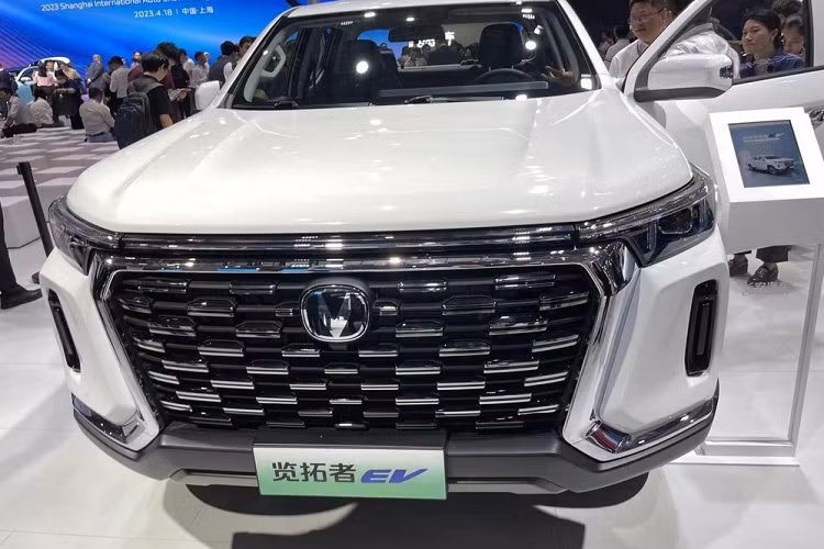 Về ngoại hình, chiếc xe mới áp dụng ngôn ngữ thiết kế thẩm mỹ của sông núi như các phiên bản nhiên liệu bán trước đó, cảm hứng thiết kế mặt trước đến từ Omega, sử dụng vật liệu mạ crôm để tăng cảm giác tinh tế, bóng bẩy cho xe