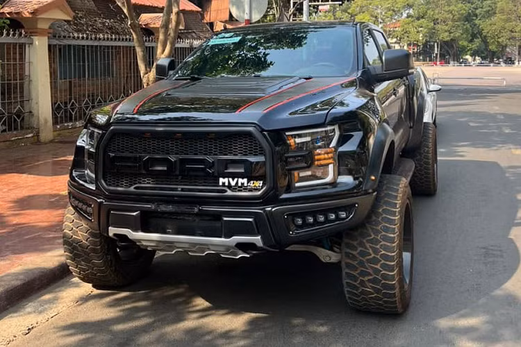 Những chiếc xe cũ được trưng bày tại cửa hàng, trông đẹp không khác gì xe mới. Xe càng đẹp càng dễ qua mắt khách hàng và càng bán được giá. Sẽ không may cho người dùng khi mua phải xe đã từng bị tai nạn hay ngập nước được phục chế lại. Những chiếc xe này chắc chắn sẽ không bao giờ hoạt động ổn định và rất hay hỏng vặt, cho dù đã được sửa chữa.