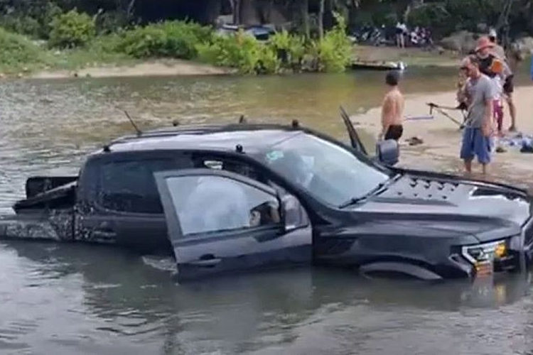 Chiếc xe trong bài đã được độ lại một số chi tiết nên việc có giá cao hơn thị trường là điều hiển nhiên. Tuy nhiên với lai lịch từng bị ngập nước mà chủ xe vẫn rao bán với giá 1,2 tỷ đồng là hoàn toàn không hợp lý, đây cũng là điều khiến cộng đồng thêm bất bình.