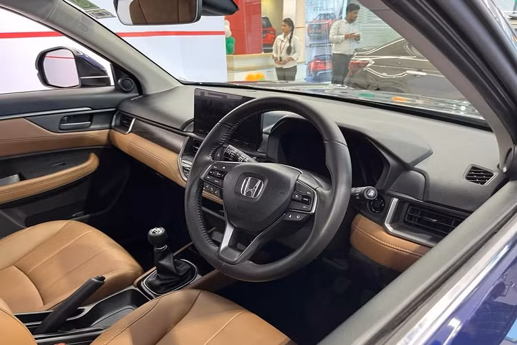 Lợi thế cạnh tranh tiếp theo của mẫu xe này là gói an toàn chủ động Honda Sensing, bao gồm những tính năng như phanh giảm thiểu va chạm, hệ thống cảnh báo lệch làn đường, hệ thống kiểm soát hành trình thích ứng, hỗ trợ giữ làn đường và hỗ trợ đèn pha tự động. Camera quan sát làn đường Honda LaneWatch và camera lùi cũng được trang bị cho xe.