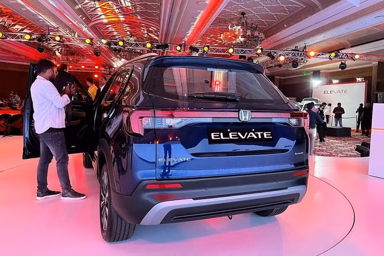 Chưa dừng ở đó, mẫu SUV cỡ B nhà Honda còn được thiết kế theo phong cách vuông vức và thể thao, đặc biệt là khu vực đầu xe. Tại đây, xe được trang bị lưới tản nhiệt cỡ lớn, đi kèm nẹp mạ crôm dày dặn trên đỉnh và đèn pha LED gọn gàng, tích hợp dải đèn LED định vị ban ngày. Bên dưới là cản trước tích hợp đèn sương mù, hốc gió trung tâm rộng và ốp gầm giả màu bạc.